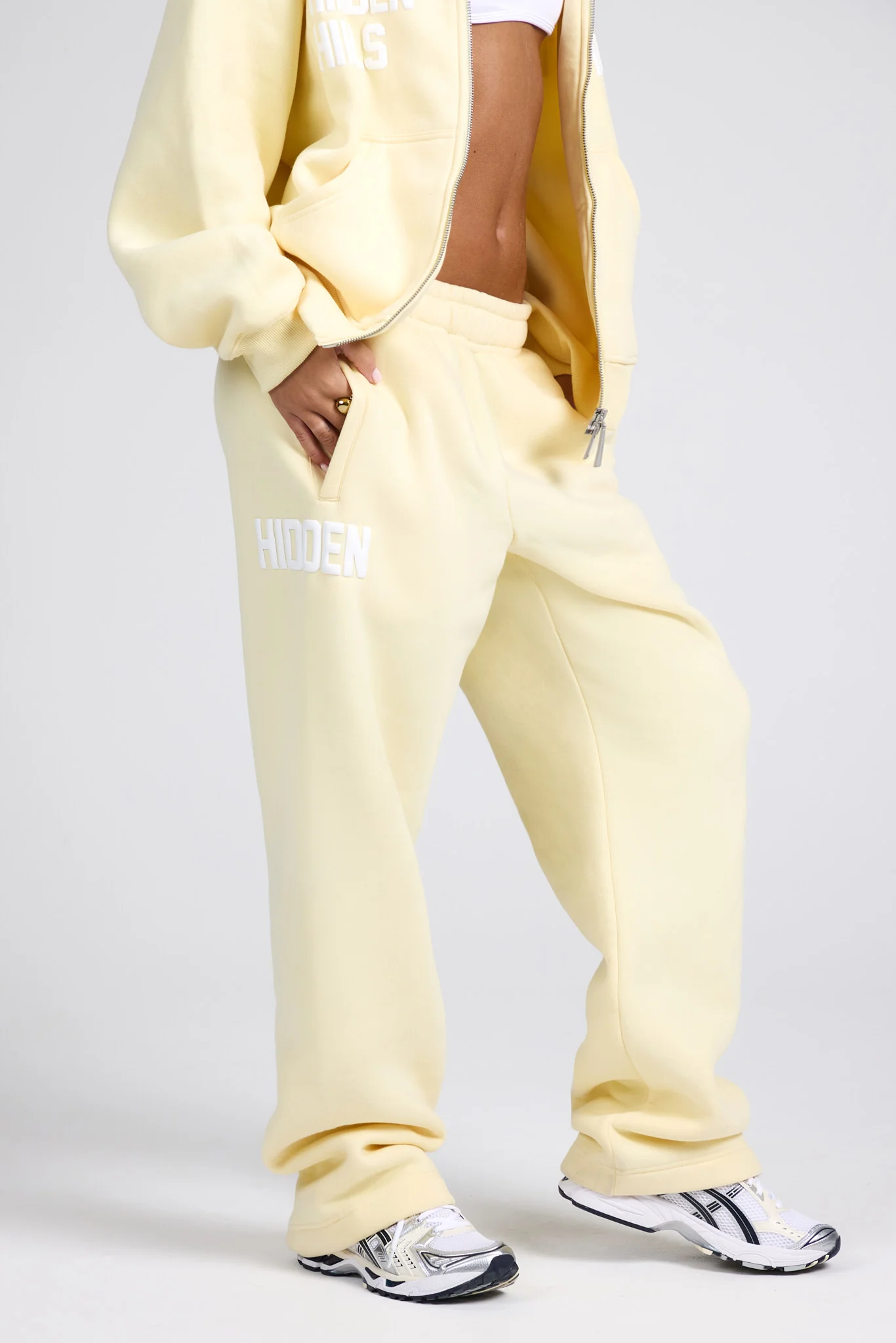 GATED COMMUNITY STRAIGHT LEG SWEATPANTS BUTTER YELLOW - Image 4