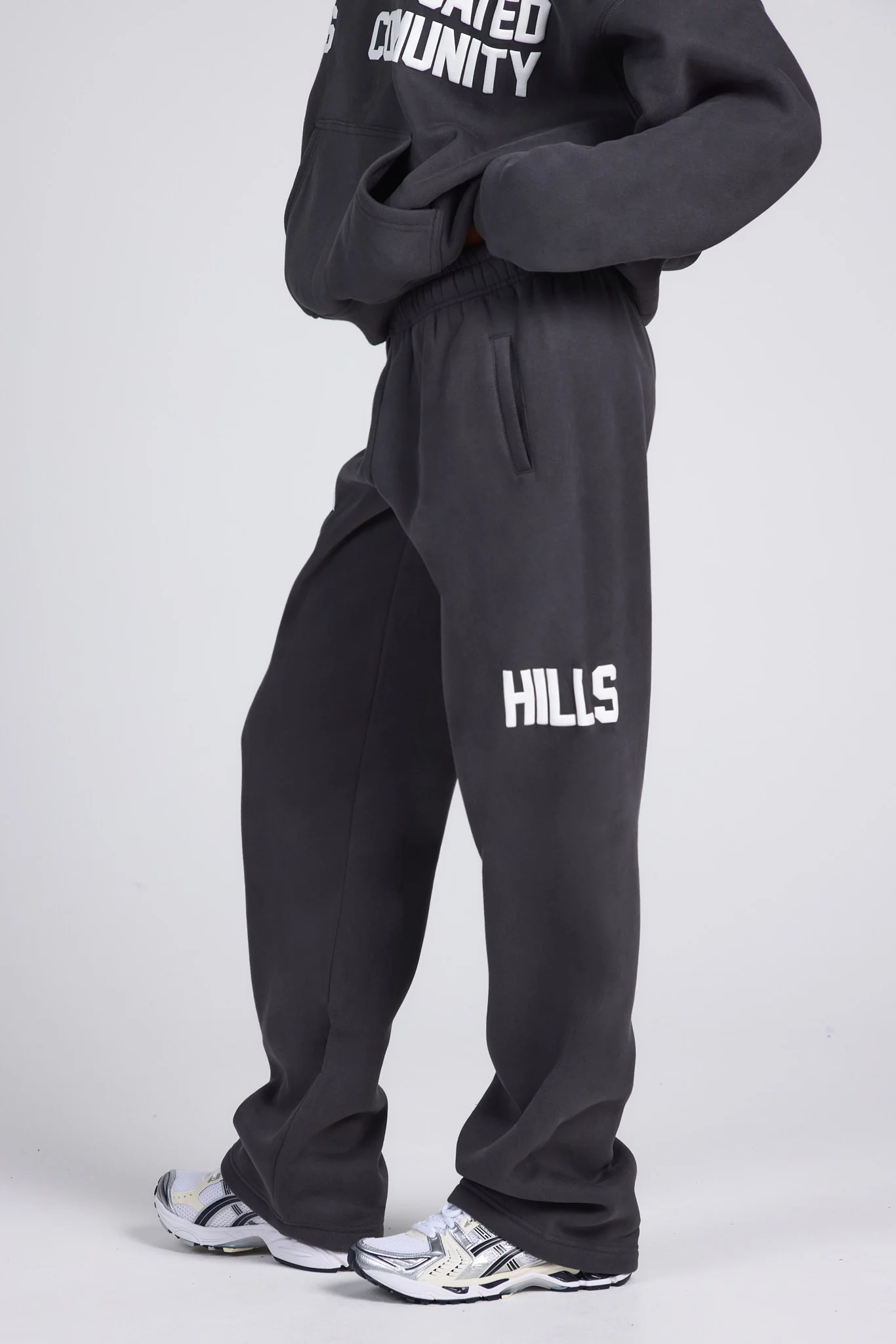 GATED COMMUNITY STRAIGHT LEG SWEATPANTS DARK GREY - Image 2