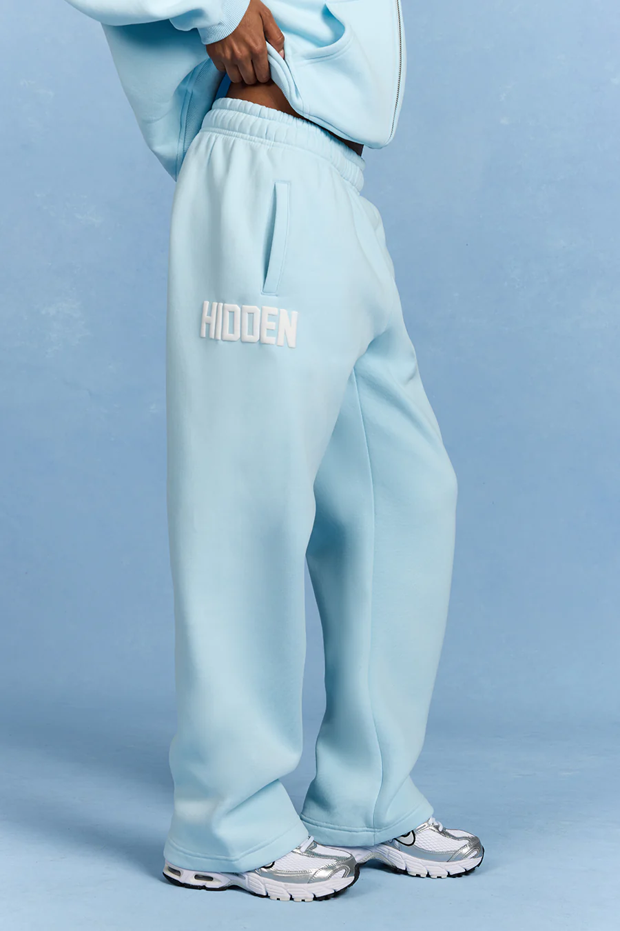 GATED COMMUNITY STRAIGHT LEG SWEATPANTS LIGHT BLUE