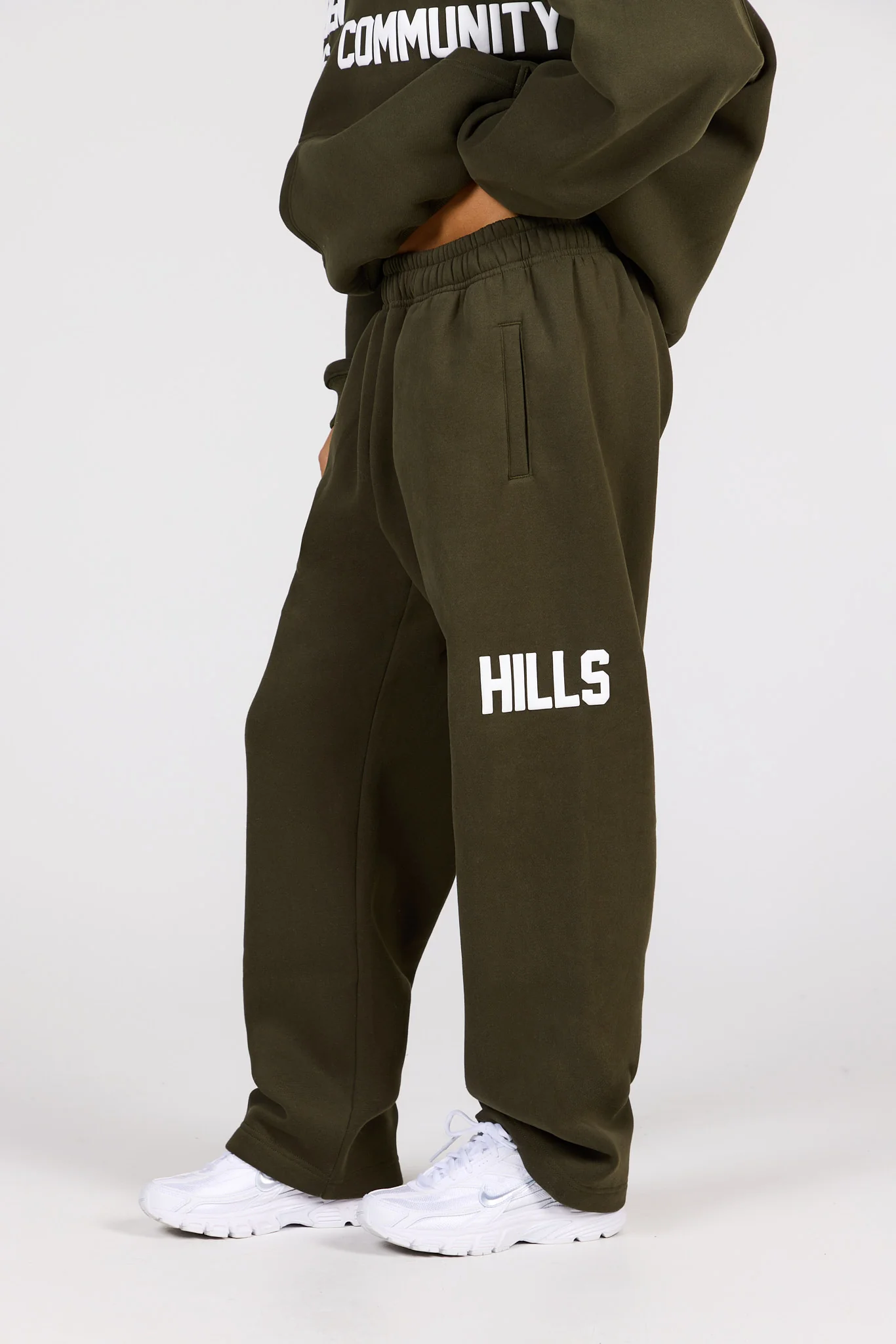 GATED COMMUNITY STRAIGHT LEG SWEATPANTS OLIVE - Image 2
