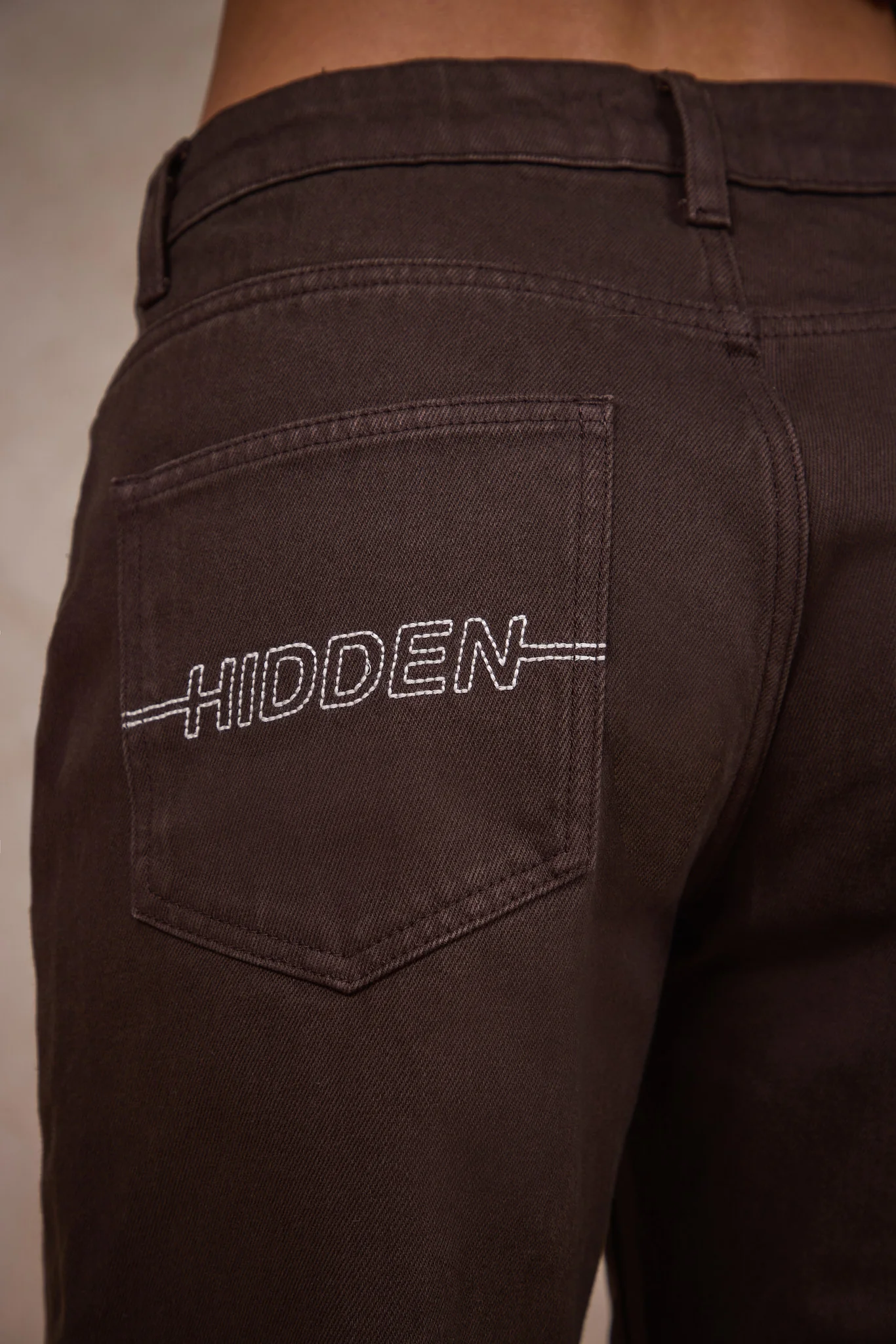 LOGO STITCH JEANS DARK BROWN - Image 3