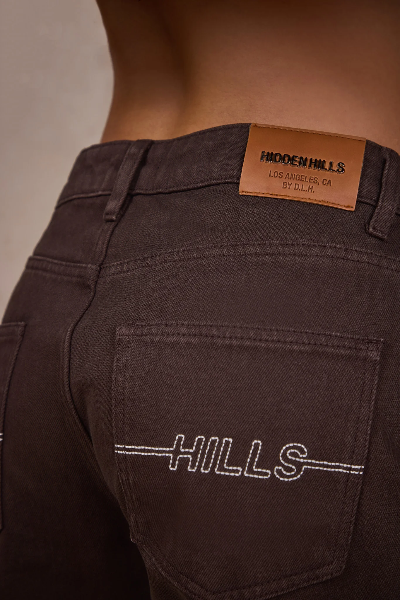 LOGO STITCH JEANS DARK BROWN - Image 4